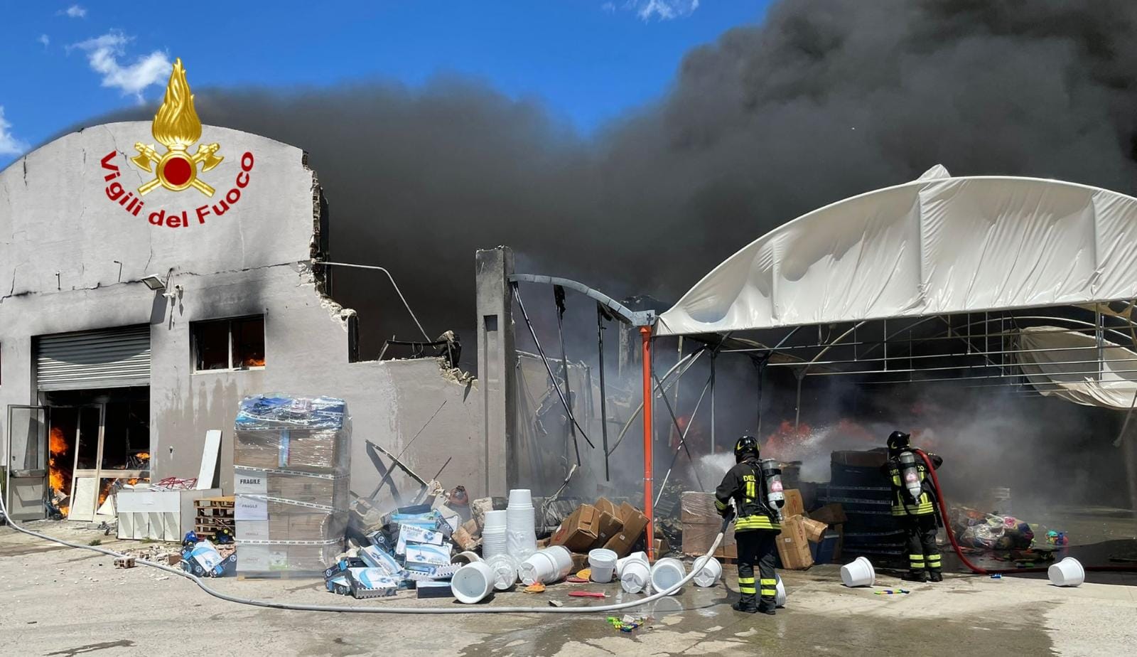 Vasto incendio in un capannone industriale: strada interdetta alla circolazione