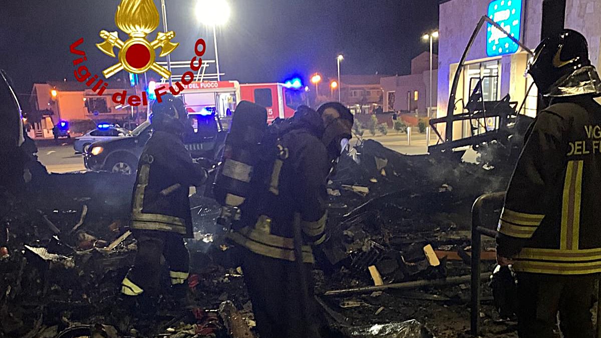 Budoni: incendio distrugge camper nel parcheggio di un supermercato 