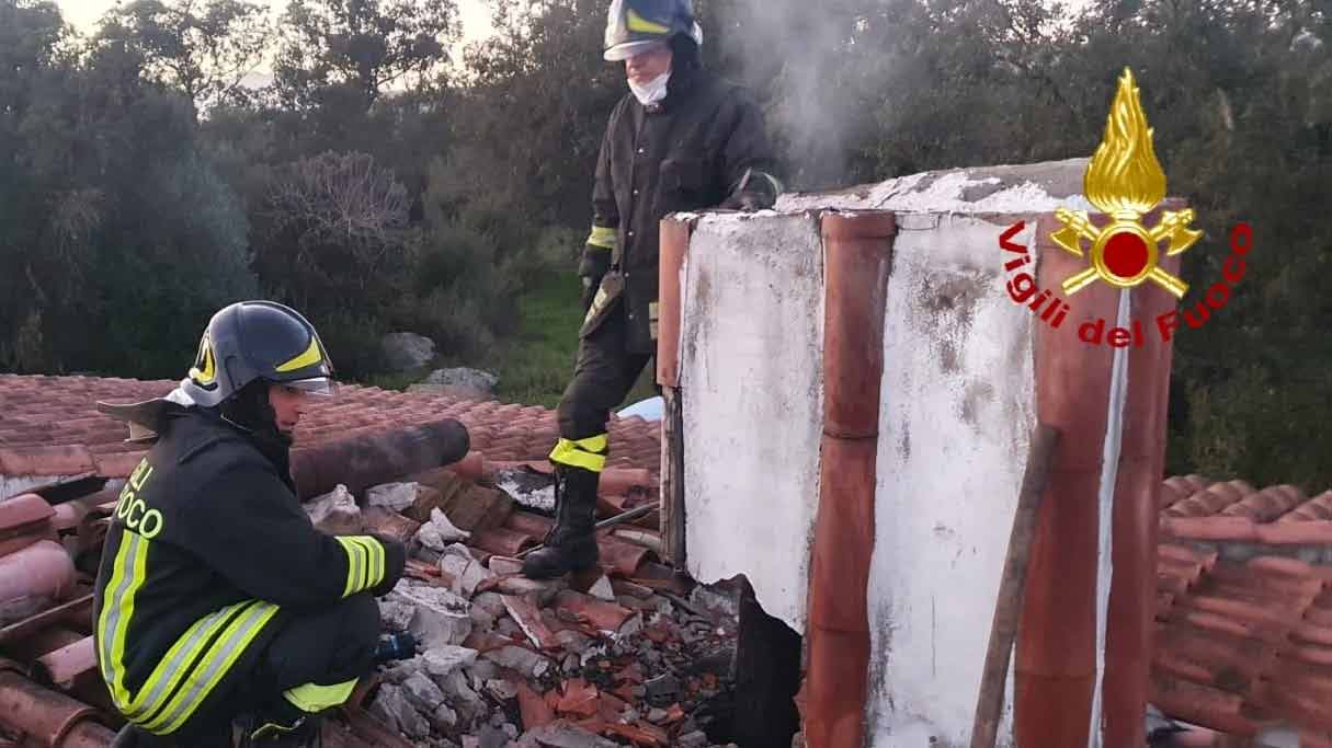 Arzachena: a fuoco canna fumaria