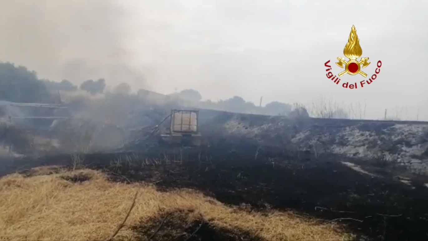Grave incendio a Codrongianus: 2 canadair e 4 elicotteri in azione