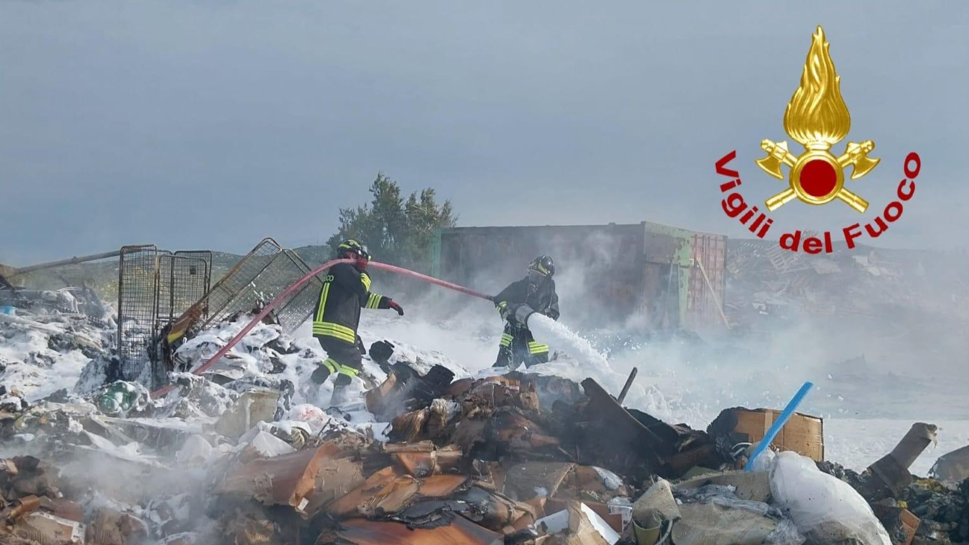 Incendio in una discarica: domato l’intervento, nessun ferito