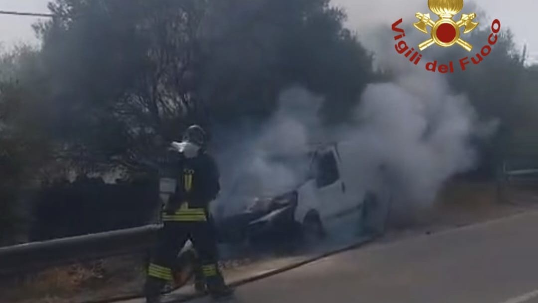 Furgoncino prende fuoco sulla SP73: intervento dei Vigili del fuoco sulla San Pantaleo- Arzachena