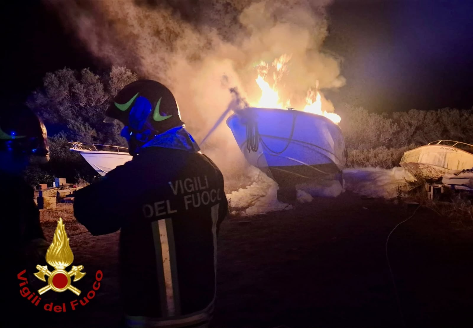 Arzachena: in fiamme un'imbarcazione di 10 metri, evitato il peggio