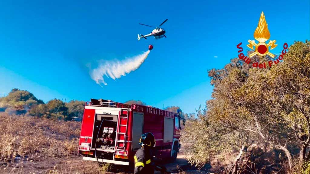 Loiri, incendio a Trudda: due ore per spegnere le fiamme