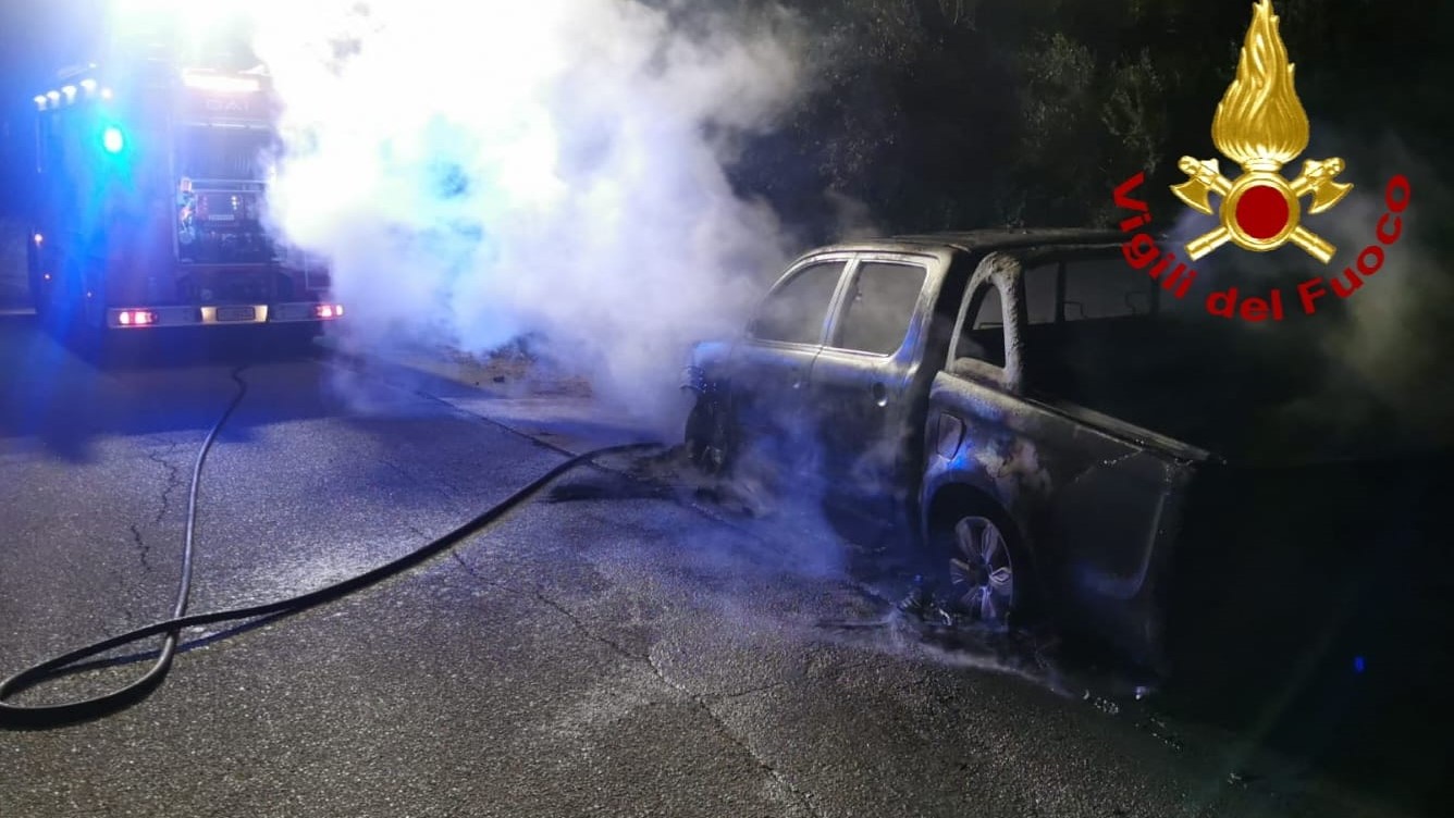 Loiri Porto San Paolo: pick-up in fiamme, indagini in corso