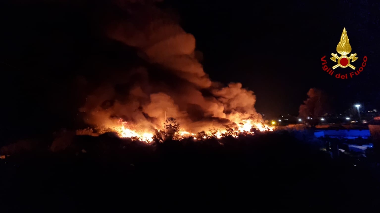 Vasto incendio in un campo nomadi: era stato sgomberato da poche ore