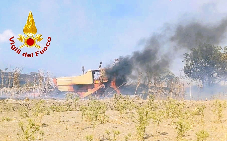 Vasto incendio a Ozieri: in azione Canadair ed elicotteri