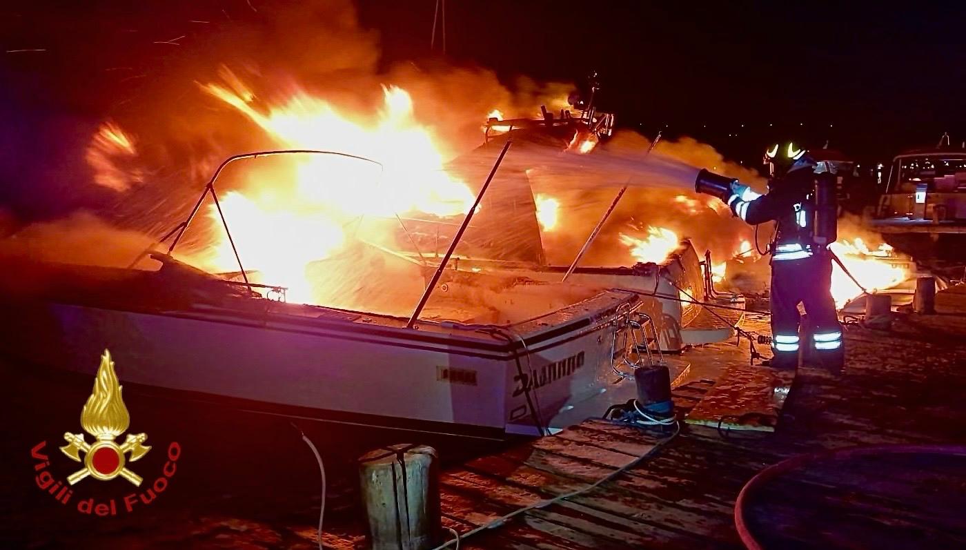 Porto Rotondo, incendio nella notte: quattro imbarcazioni in fiamme a Punta Lada