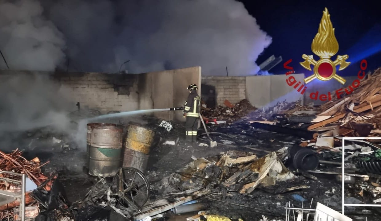 Nord Sardegna: grosso incendio in zona industriale