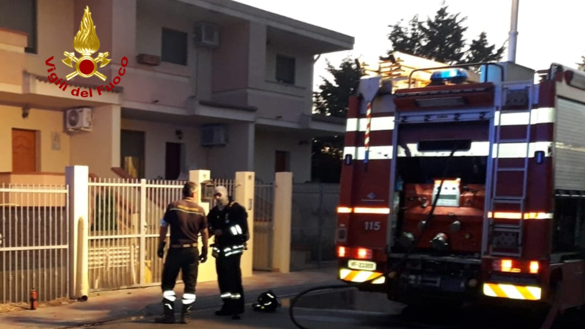 Paura per un incendio in uno scantinato: a fuoco arredi e attrezzi da lavoro