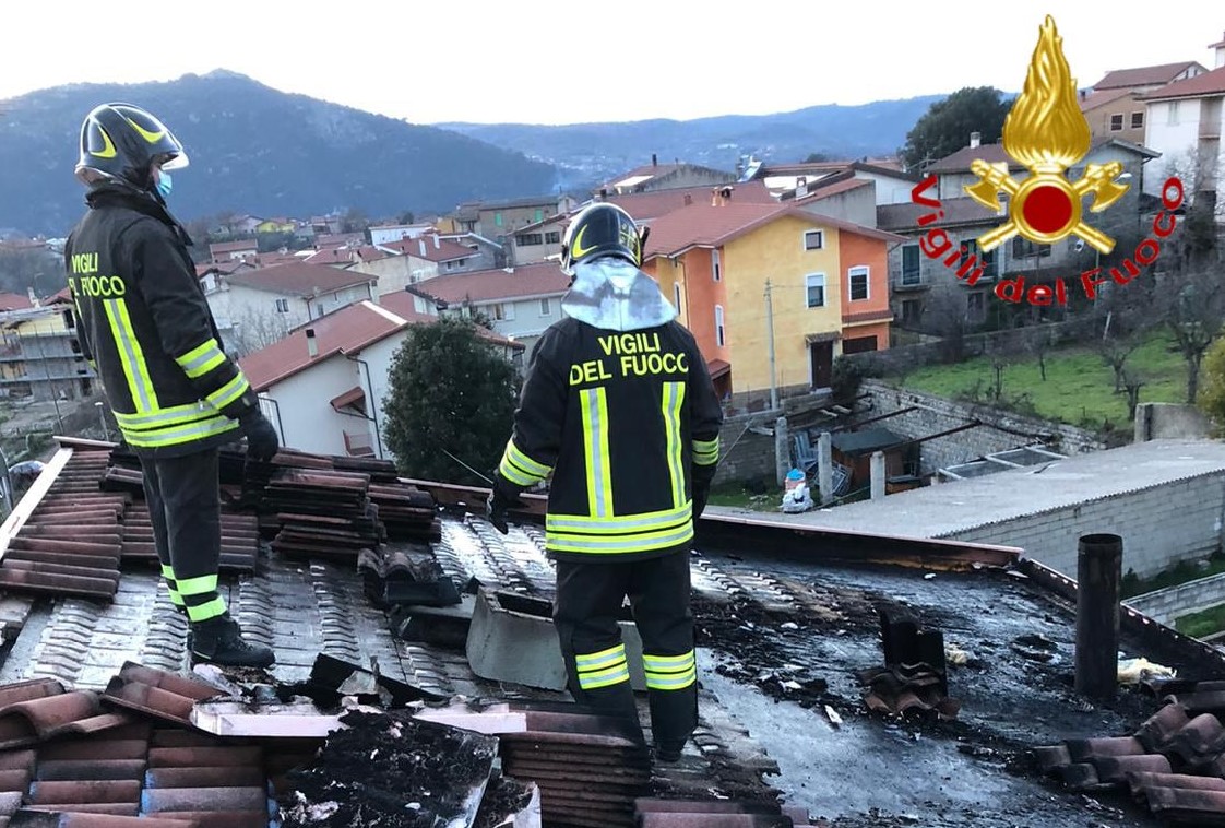 Canna fumaria prende improvvisamente fuoco: VVF evitano il peggio