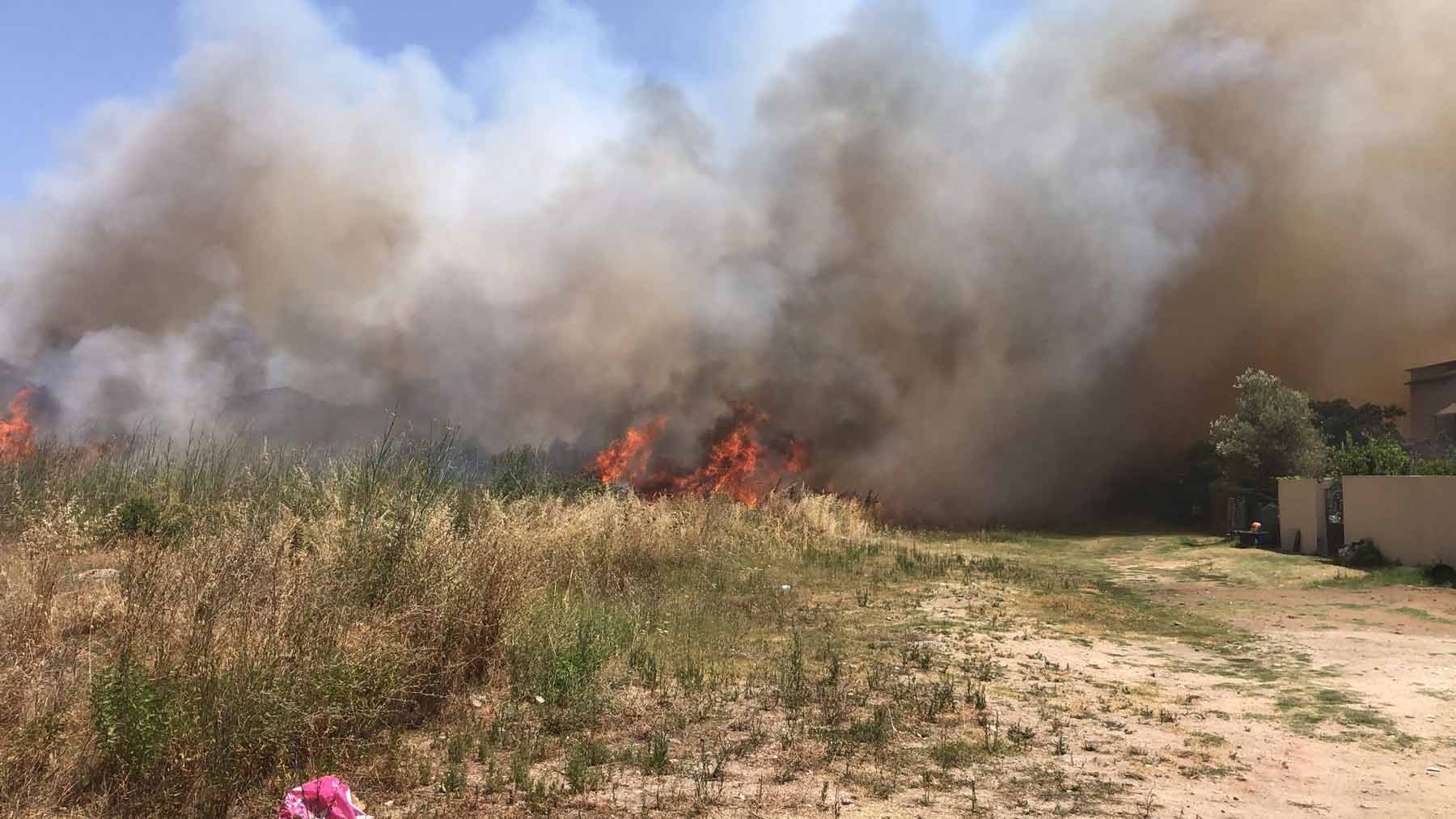 Olbia: incendio in corso a Tilibbas vicino alle case