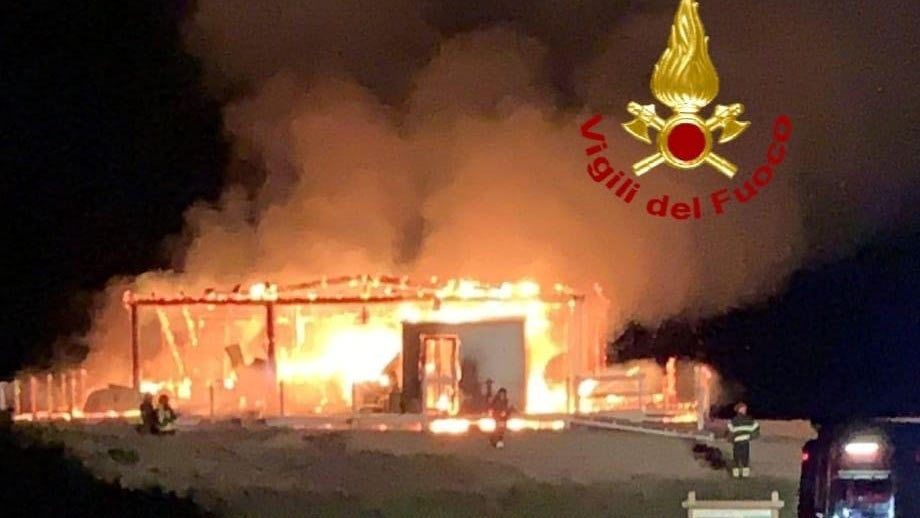 Trinità d'Agultu, incendio nella notte: chiosco distrutto