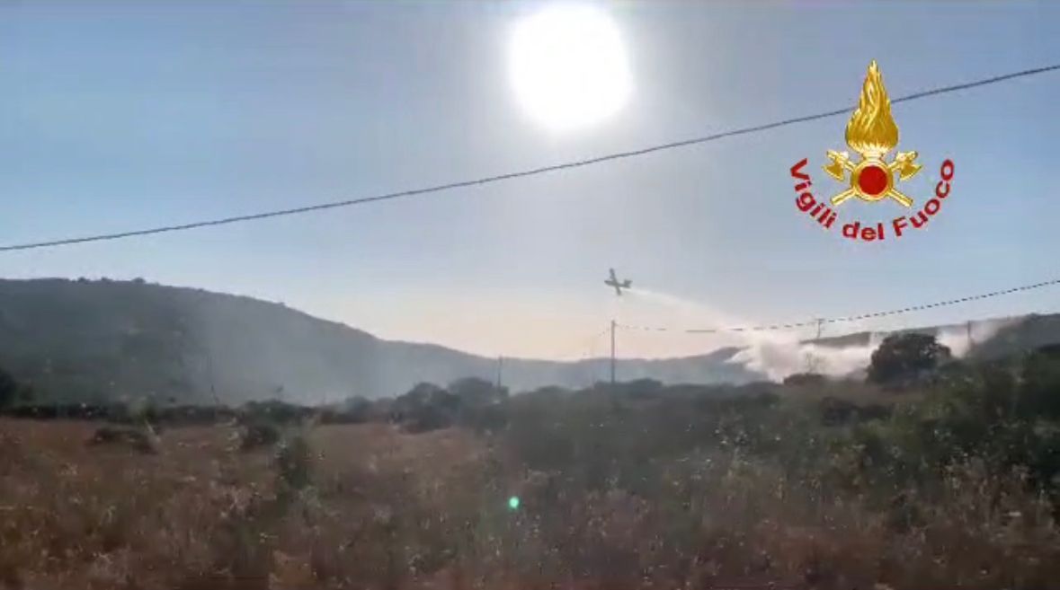Nord Sardegna brucia: in volo canadair ed elicotteri