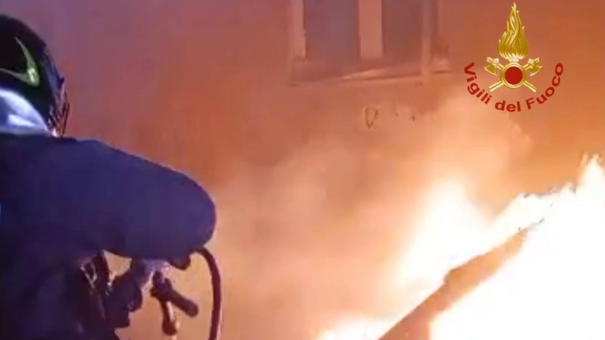 Tre auto a fuoco nella notte: accertamenti in corso