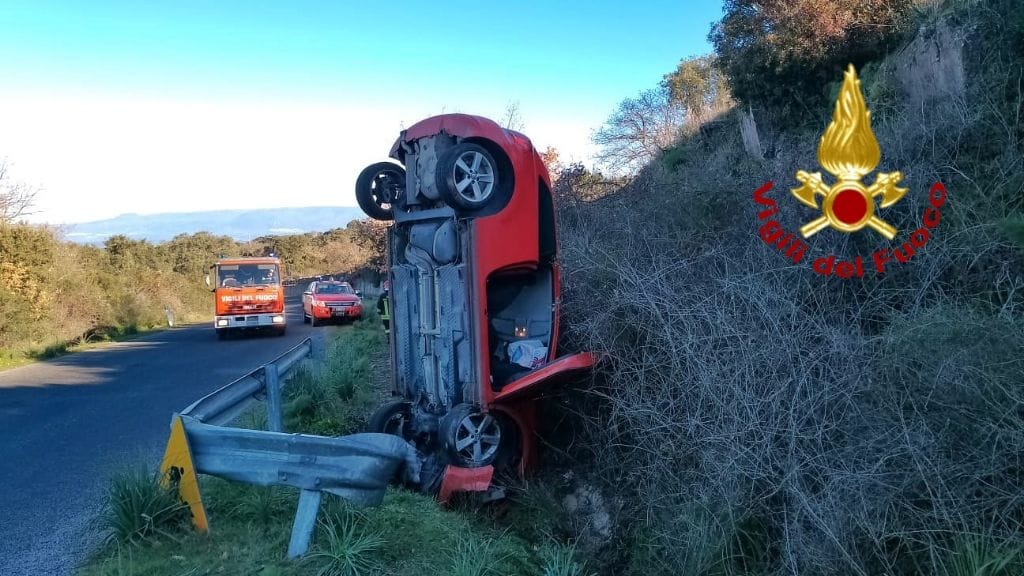 Auto fuori strada: giovane in ospedale