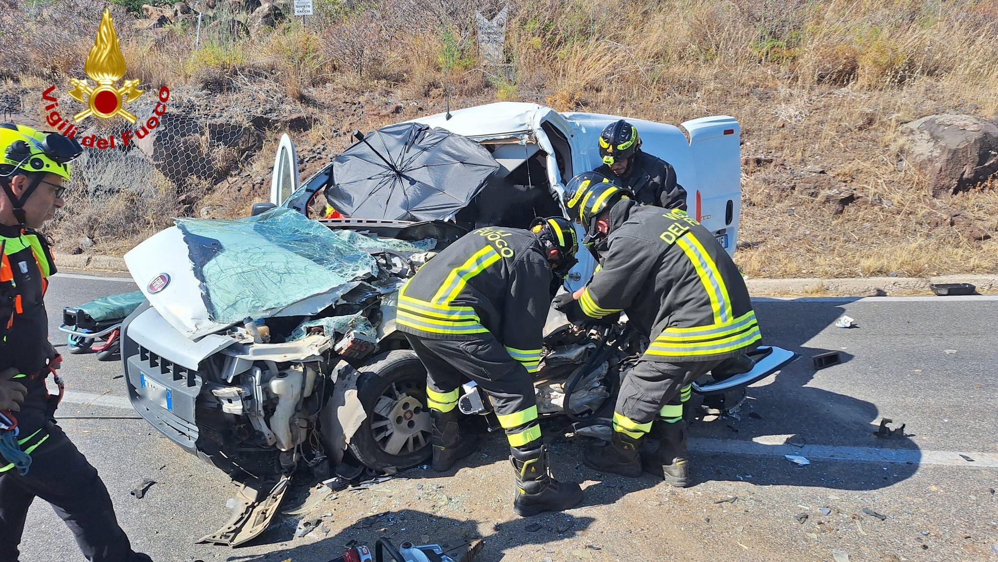 Scontro tra due furgoni sulla SS125: ferito estratto dalle lamiere e trasportato in elisoccorso