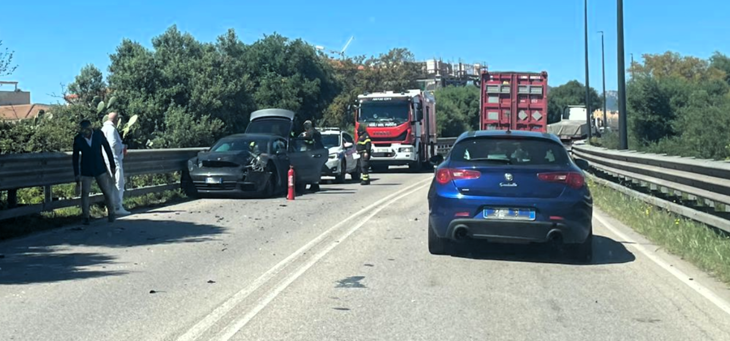 Olbia, ruota si stacca da un mezzo pesante e colpisce una Porsche: auto contro il guard rail e un ferito
