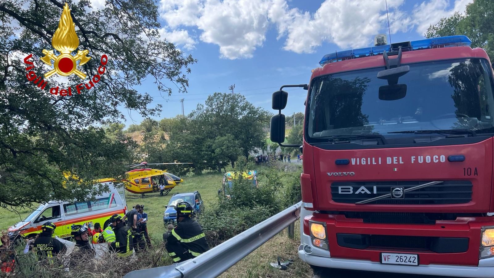Motociclista esce fuori strada precipitando in una scarpata: è gravissimo