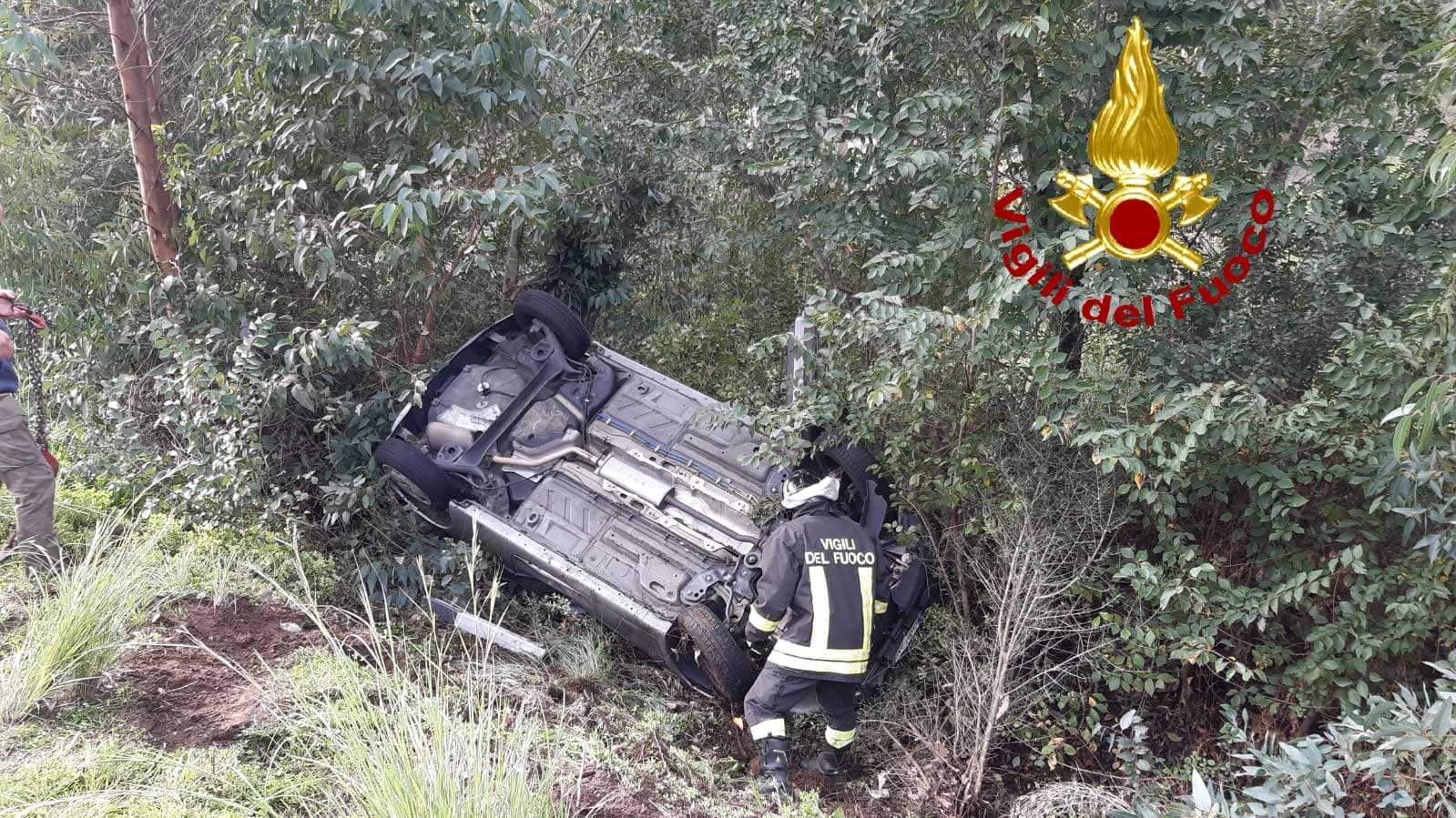 Arzachena, auto va fuori strada e si ribalta: donna in ospedale