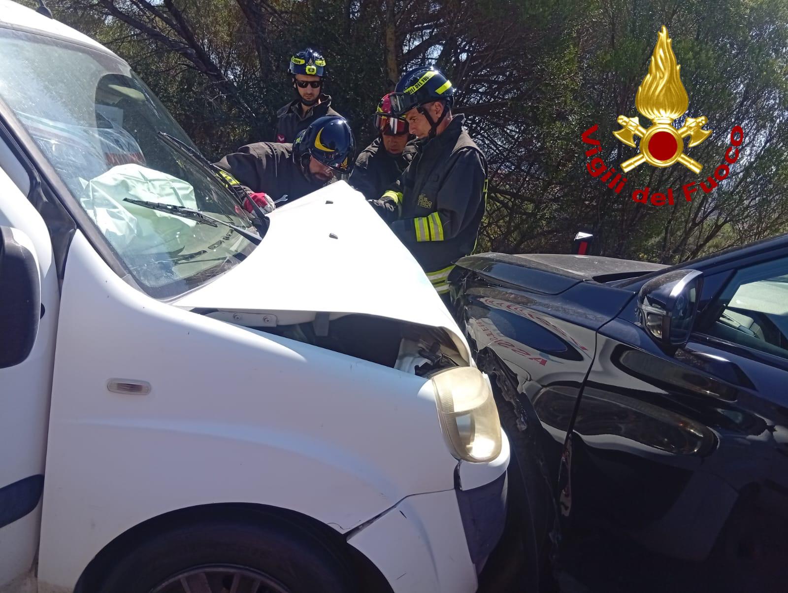 Arzachena: scontro frontale-laterale tra due auto