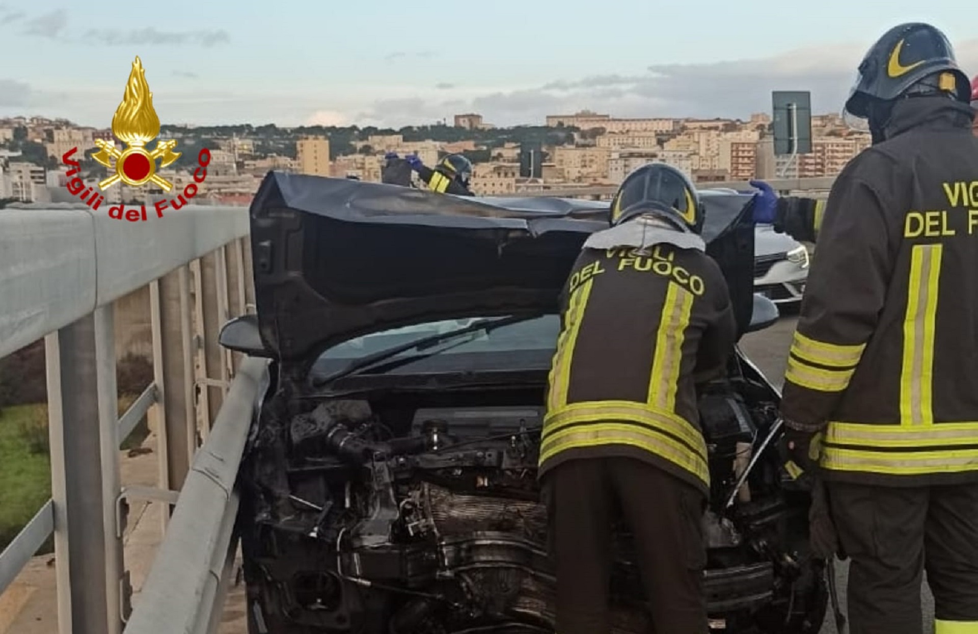 Auto contro guard rail: feriti entrambi gli occupanti