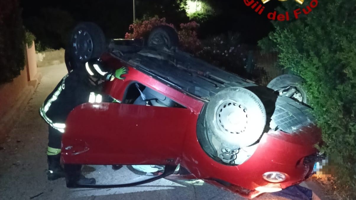 Auto si ribalta a Capo Testa: un ferito