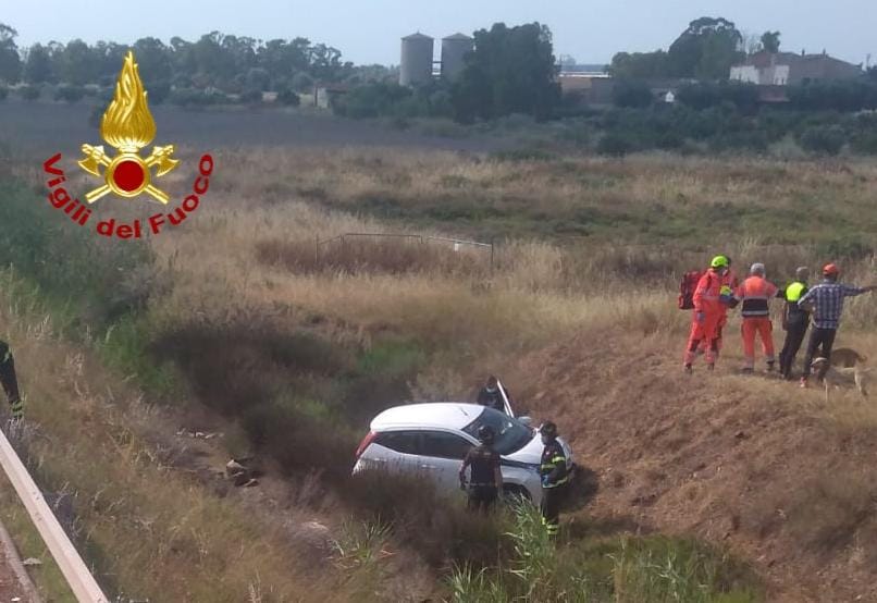 Auto esce fuori strada e finisce in un dirupo: un ferito