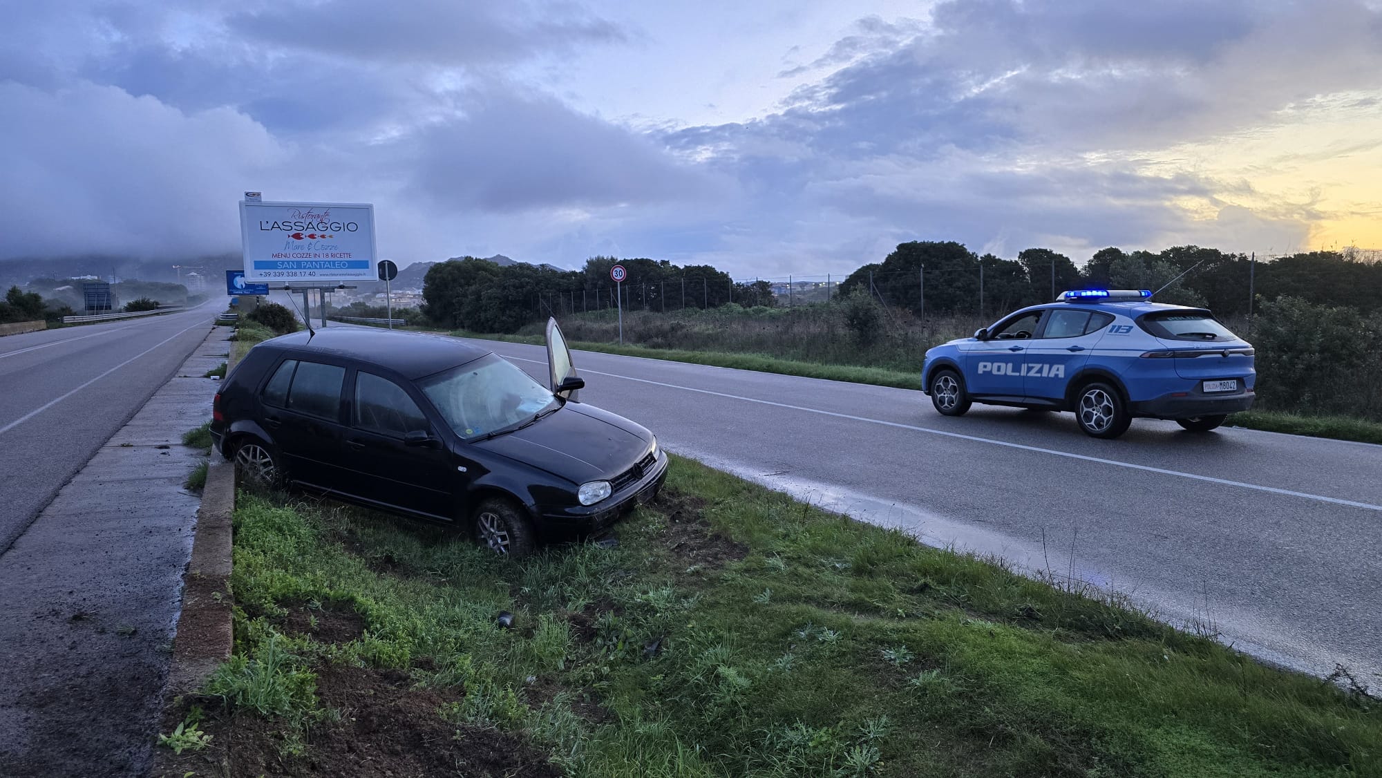 Olbia, esce di strada in via Enrico De Nicola: paura nella mattina di Natale