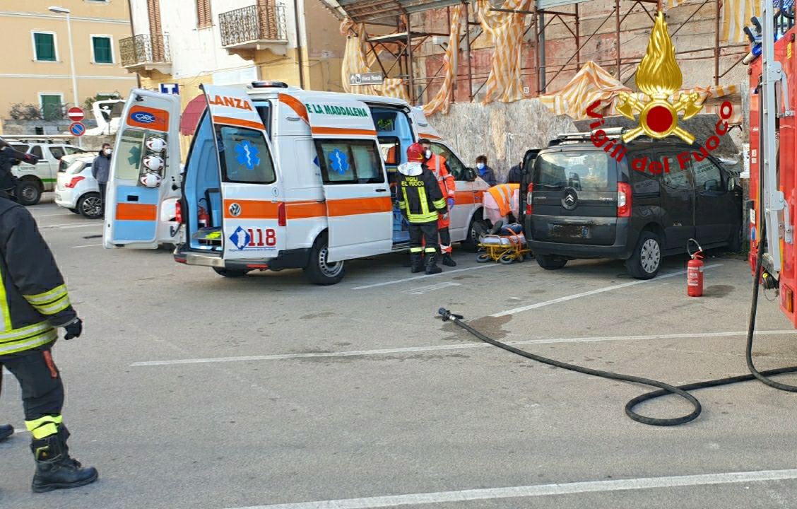 La Maddalena:  auto finisce contro impalcatura, un ferito