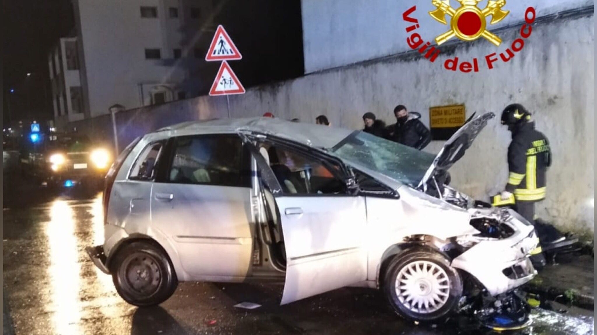 La Maddalena, incidente sotto la pioggia: conducente illeso