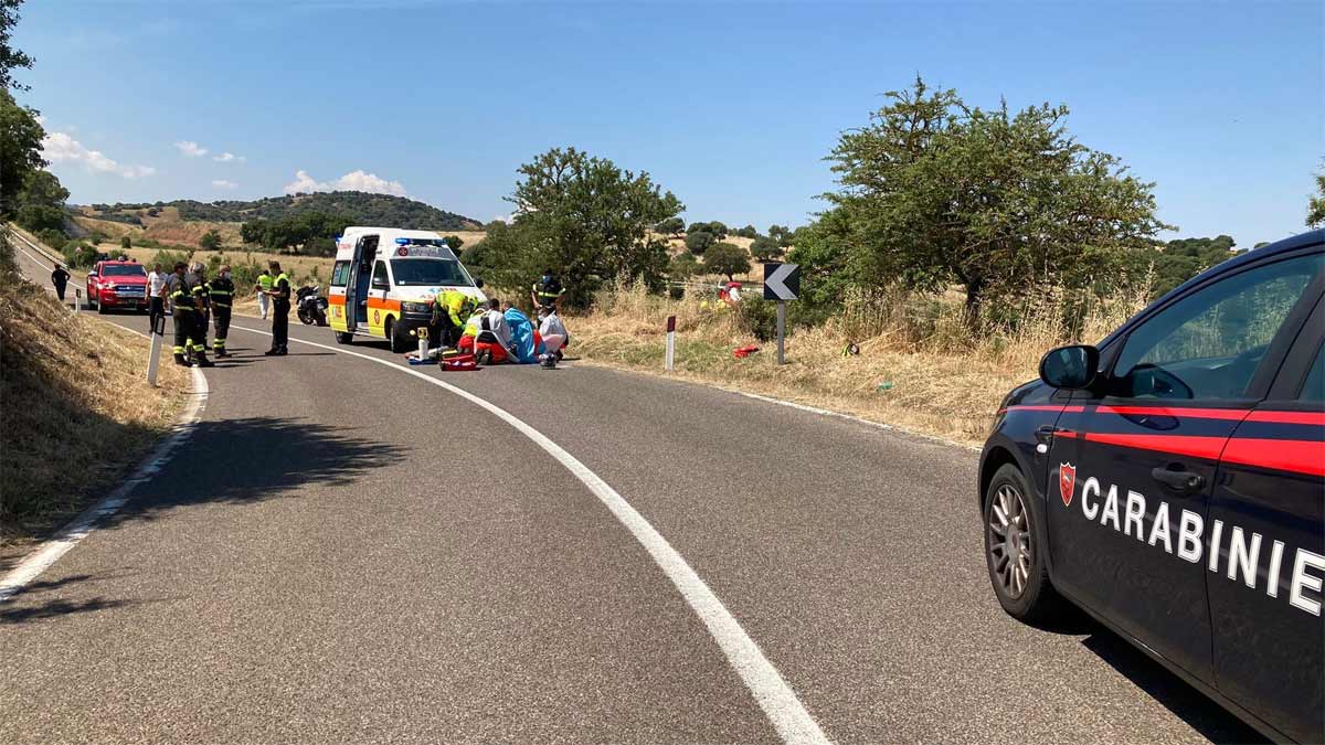 Tragedia a Oschiri: esce di strada con la moto e muore