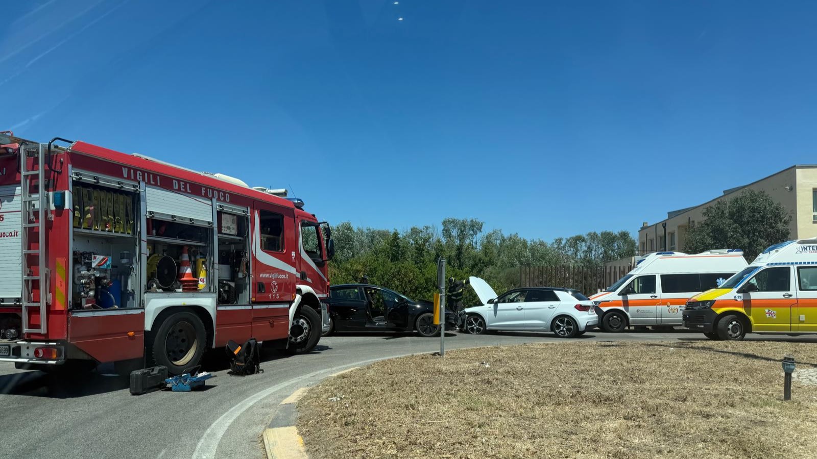 Olbia, violento frontale alla rotonda Pasana: soccorsi davanti alle scuole