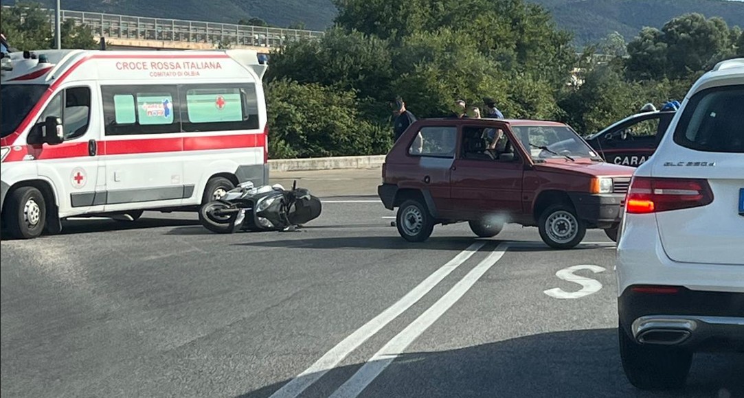 Olbia, scontro tra auto e moto in via Barcellona