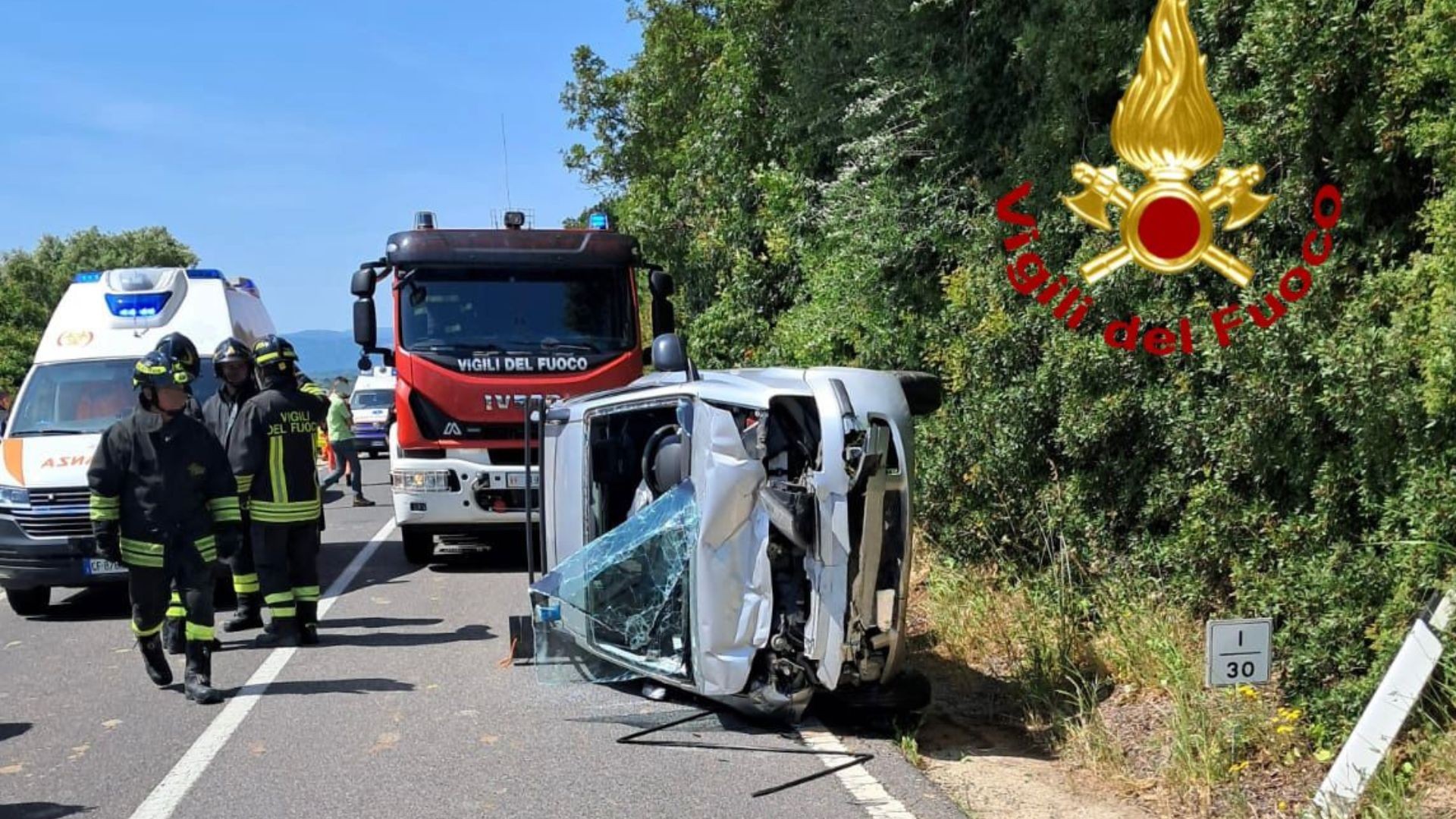 Scontro frontale sulla statale 129: un’auto si ribalta, due feriti