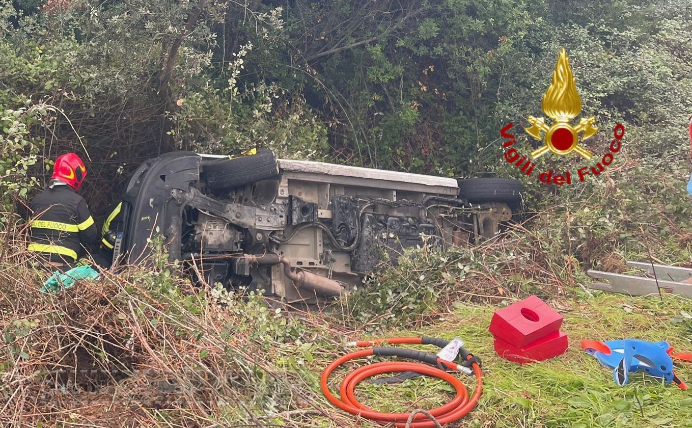 Padru, auto finisce in un dirupo: un ferito