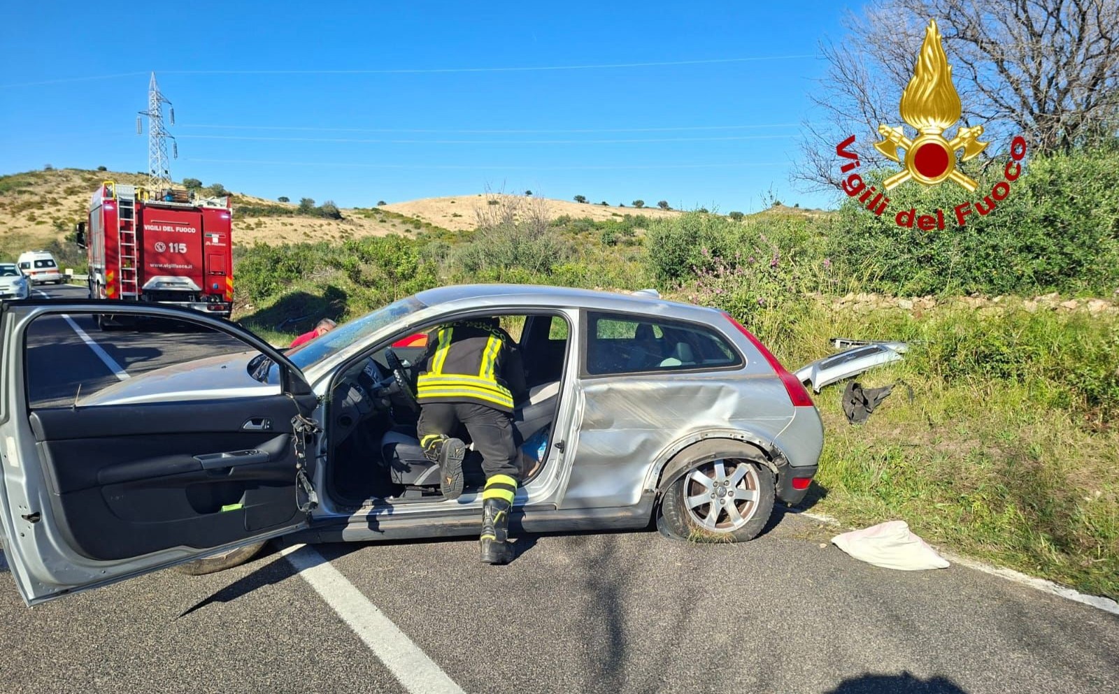 Auto finisce fuori strada sulla SS125: donna estratta dalle lamiere e trasportata in elisoccorso a Sassari