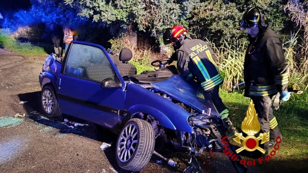 Violento scontro tra due auto: codice rosso per un conducente