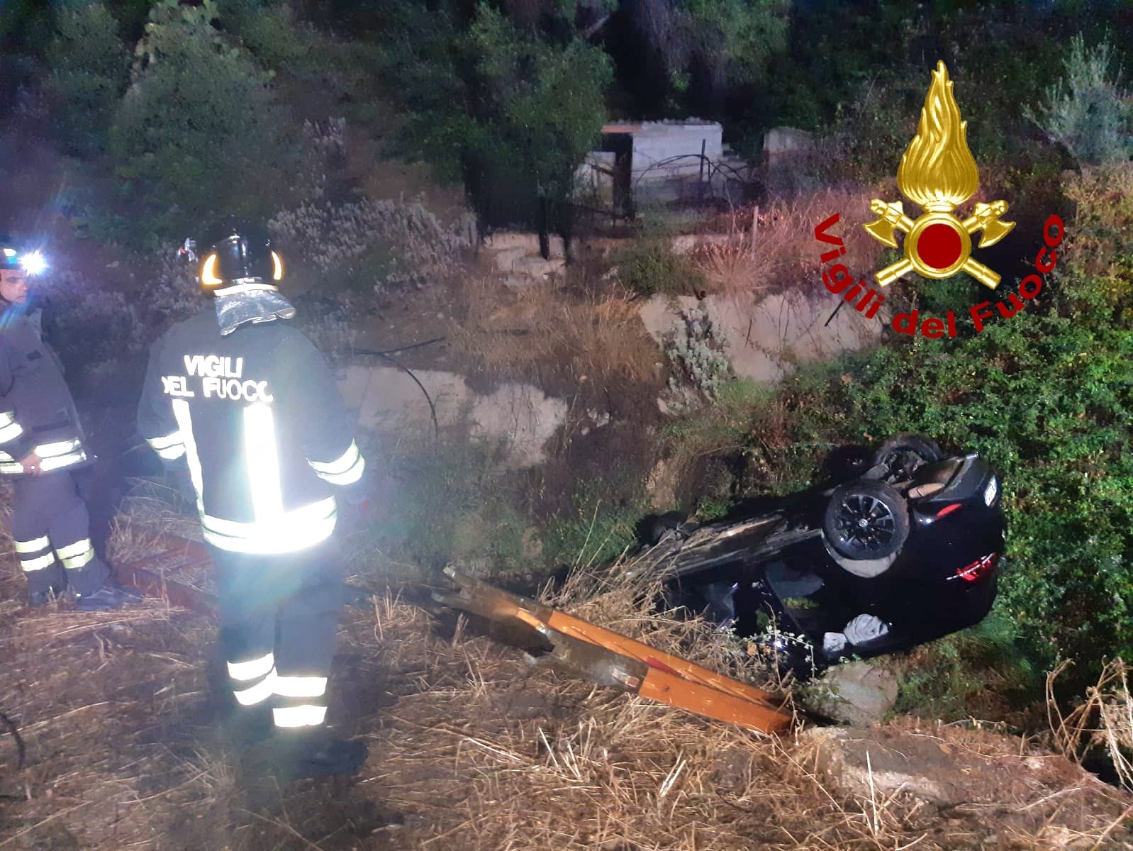 Auto finisce nel canale: donna salvata dai VVF Tempio