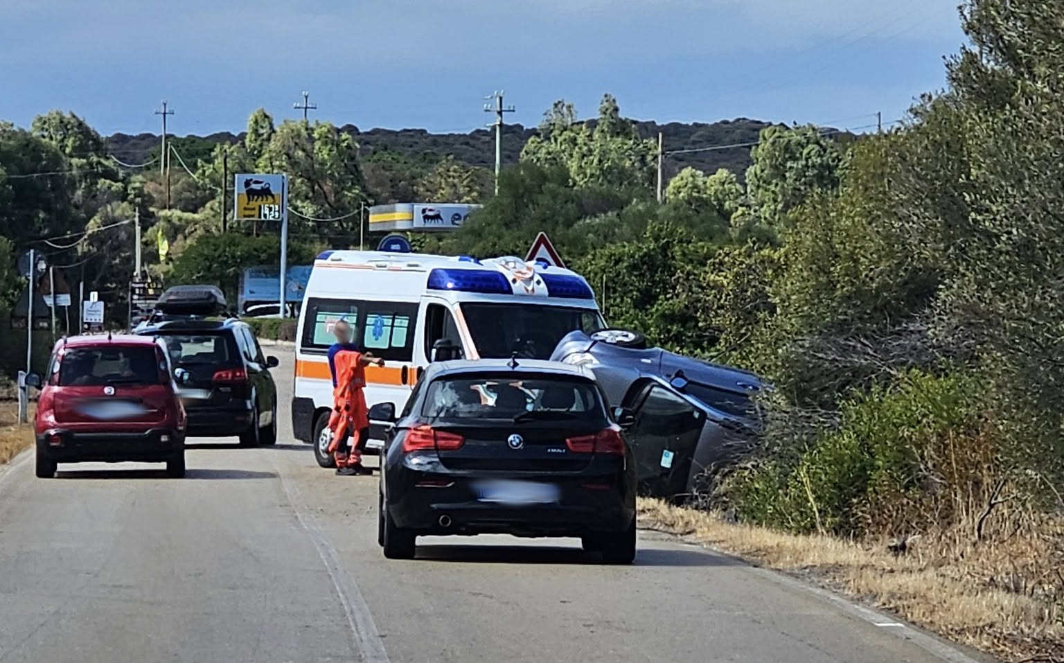 Strada Santa Teresa-Vignola: auto fuori strada