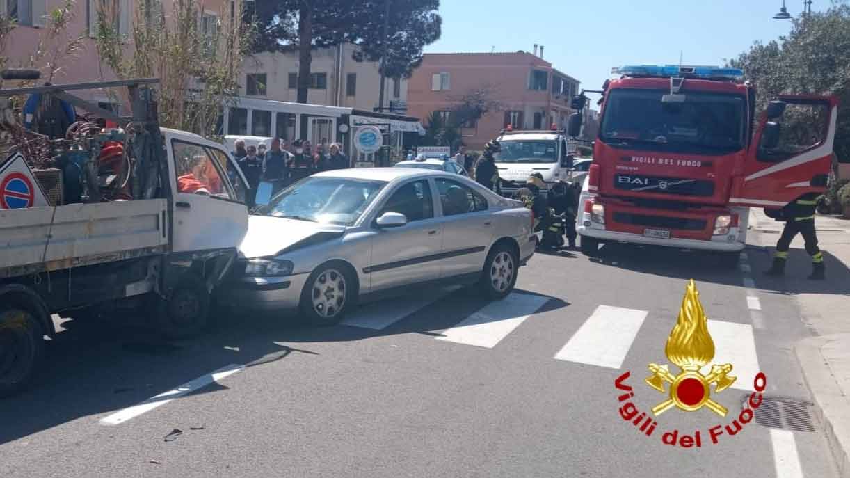 Santa Teresa, scontro frontale tra veicoli: 2 feriti
