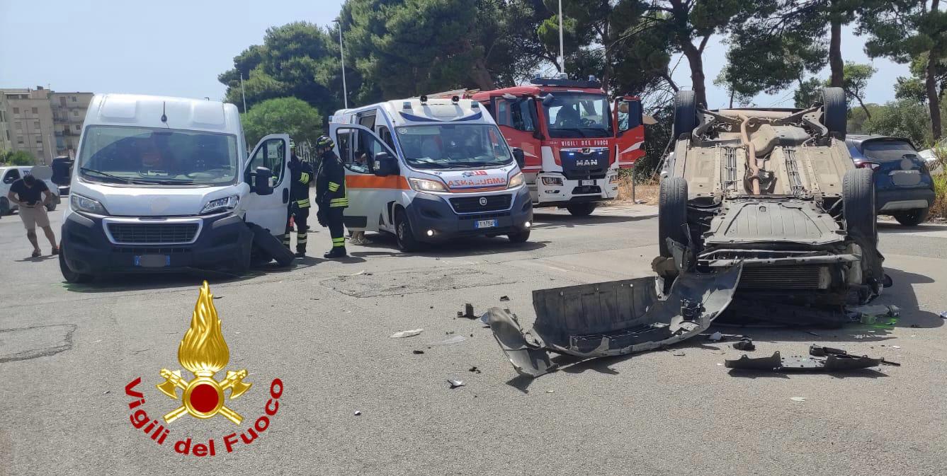 Auto si ribalta dopo lo scontro con un furgone: due persone in ospedale