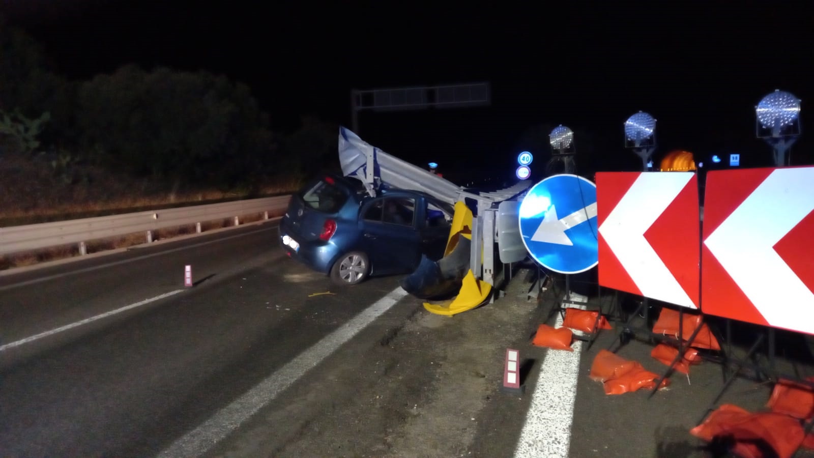 Incidente sulla Statale 131 Dcn, donna si schianta contro guard-rail: illesa per miracolo