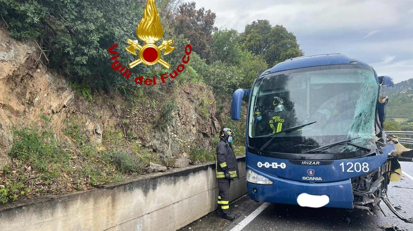 Gallura, scontro tra autobus e un autotreno: un ferito, illesi 37 studenti