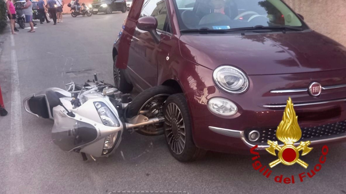 La Maddalena, scontro tra auto e moto: un ferito in ospedale 