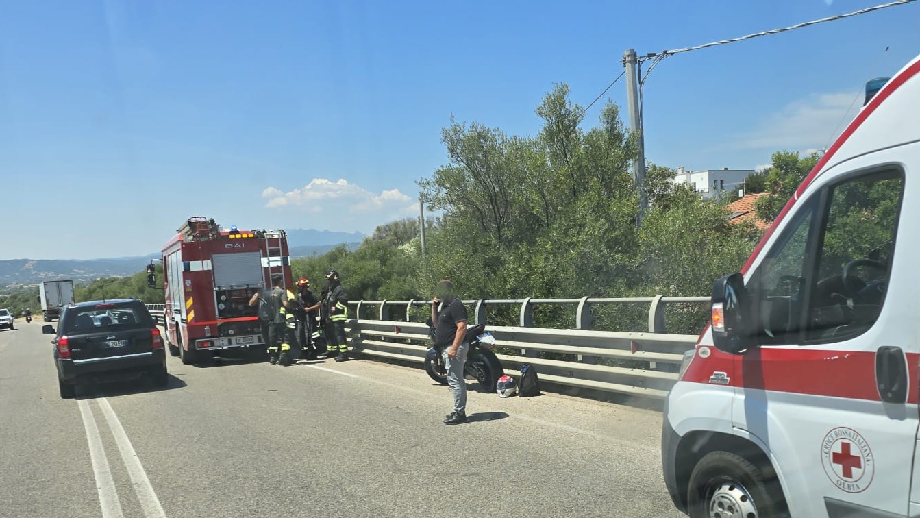 Olbia, motociclista perde il controllo sulla circonvallazione: sul posto 115 e 118