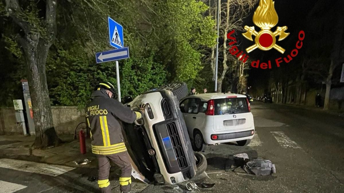 Scontro tra due Fiat Panda, una si ribalta: due feriti
