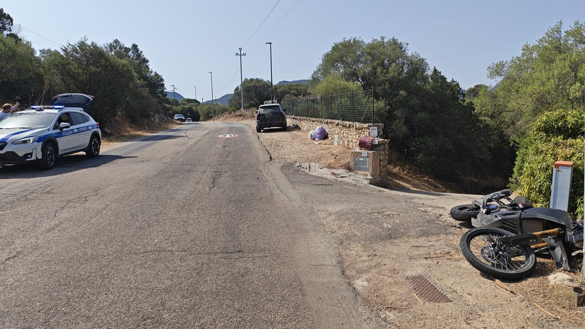 Porto Rotondo, scontro frontale tra auto e moto:  motociclista in ospedale