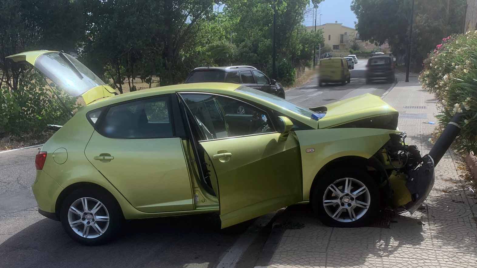 Olbia, ennesimo incidente in via Petta: auto sbatte contro marciapiede