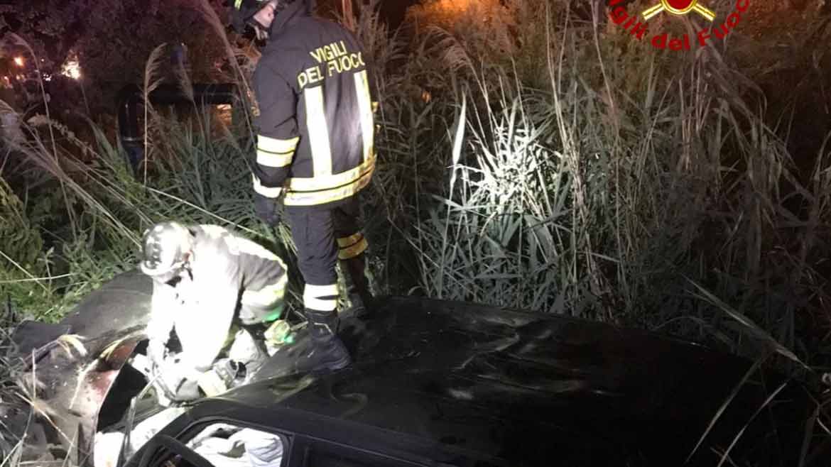 Auto urta palo telefonico e finisce in un canale irriguo: 2 feriti